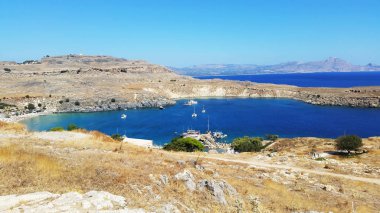 Akdeniz'de Lindos kasaba Bay kez izlendi. Rodos Adası. Yunanistan.