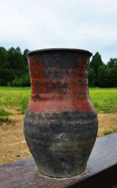 Ein alter Tonkrug. ein Krug in einem Wald. Topf. — Stockfoto