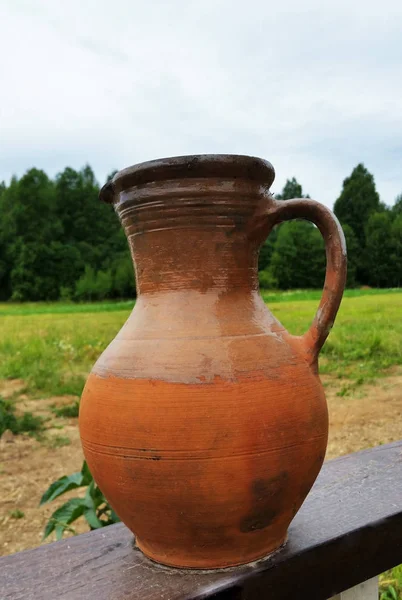 Starý hliněný džbánek s rukojetí. Nadhazovač v lese. Crocková. — Stock fotografie