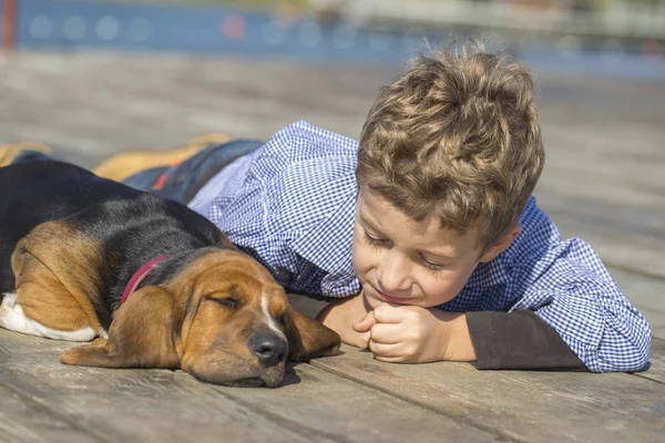 Piccolo Ragazzo Carino Sdraiato Sul Fiume Con Suo Cucciolo Divertono — Foto Stock