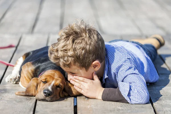 Piccolo Ragazzo Carino Sdraiato Sul Fiume Con Suo Cucciolo Divertono — Foto Stock