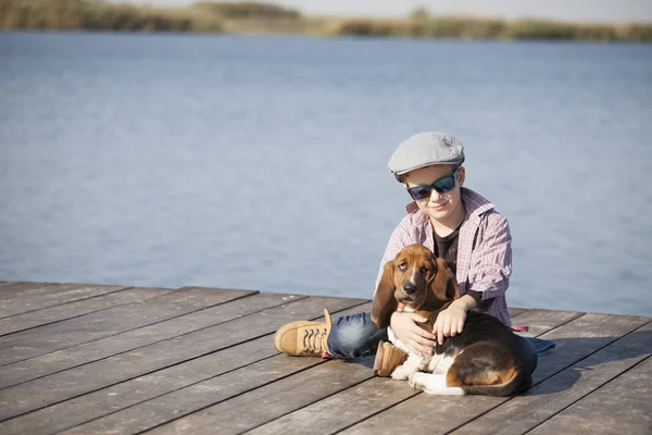 Piccolo Ragazzo Carino Seduto Vicino Fiume Con Suo Cane Divertono — Foto Stock