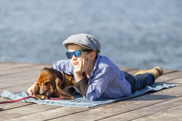 Piccolo Ragazzo Carino Sdraiato Sull Oceano Con Suo Cucciolo Divertono — Foto Stock