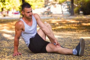 Mükemmel belirgin kasları için egzersiz sabah eğitim önce genç atlet