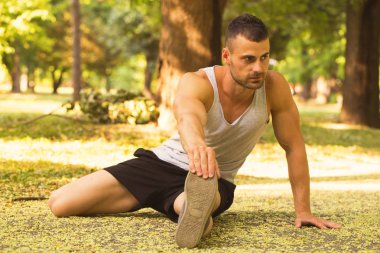 Kas Genç delikanlı, parkta egzersizleri yapıyor gömleksiz