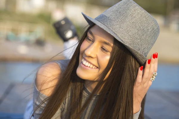 Ritratto Ravvicinato Una Bella Giovane Donna Sorridente Con Cappello Mentre — Foto Stock