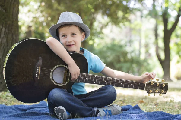 Retrato Menino Doce Tocando Guitarra Livre Ele Adora Divertir Desfruta — Fotografia de Stock