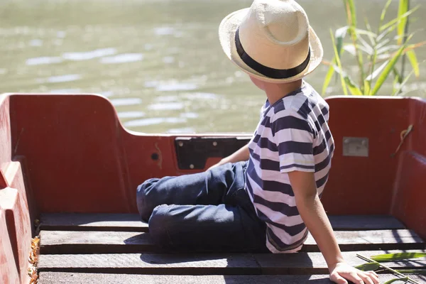 Retrato Menino Doce Com Chapéu Enquanto Sentado Barco Desfrutando Belo — Fotografia de Stock