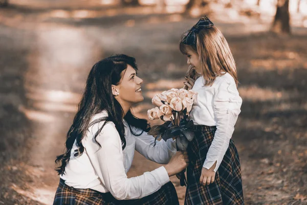 Junge Mutter Und Tochter Genießen Zusammen Freien Einem Schönen Herbsttag — Stockfoto
