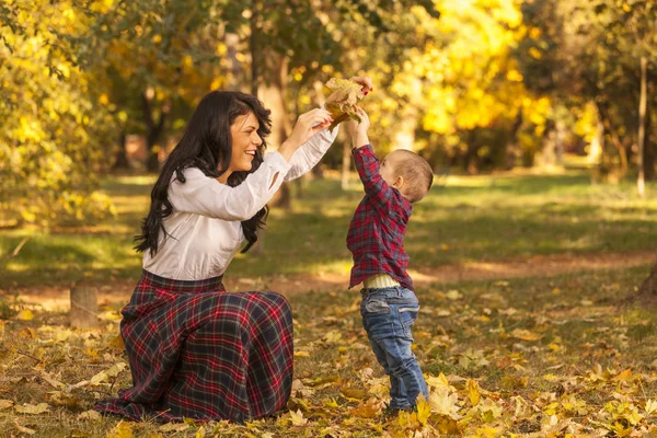 Bela Jovem Mãe Brinca Com Seu Filho Parque Outono Eles — Fotografia de Stock