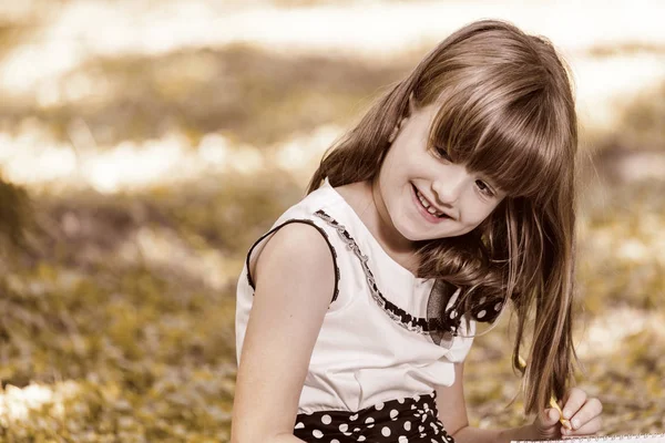 Bliska Portret Słodki Uśmiechający Się Małe Dziewczynki Siedząc Trawie Zewnątrz — Zdjęcie stockowe