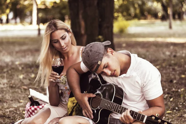 Hombre Joven Tocando Guitarra Chica Verano Día Pareja Amor Sentado —  Fotos de Stock