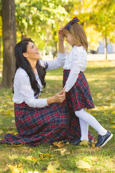 Jovem Mãe Filha Desfrutando Juntos Livre Belo Dia Outono Eles — Fotografia de Stock