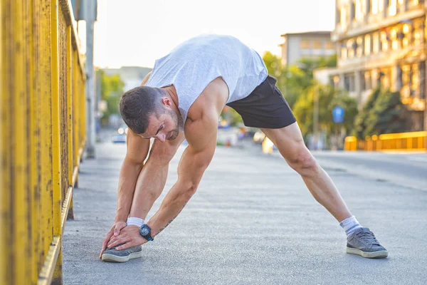 Sabah eğitim için hazırlanıyor genç sporcu köprüde, germe egzersiz yapmak. Fitness, spor, yaşam kavramı