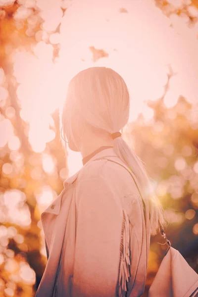 Frau Rückseite Porträt Freien Natur Friedlich Sie Schaut Den Sonnenuntergang — Stockfoto