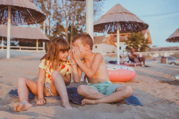 Ragazzino Sta Bisbigliando Segreto Orecchio Ragazza Mentre Gioca Una Spiaggia — Foto Stock