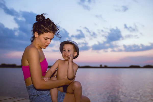 Gelukkig Moeder Met Haar Zoon Genieten Van Prachtige Zonsondergang Zittend — Stockfoto