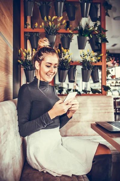 Счастливая Молодая Женщина Мобильным Телефоном Кафе — стоковое фото