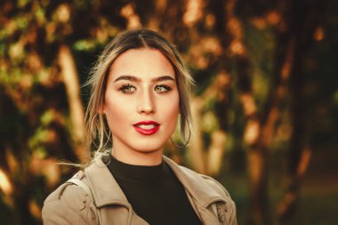 Bir güzel genç modern ve kentsel kadın portresi kapatın 