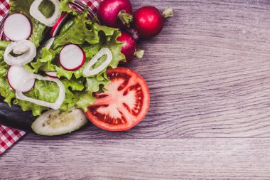Diyet taze marul, soğan, turp, domates ve salatalık ahşap arka plan üzerinde konseptiyle. Metniniz için boş alan ile. Yukarıdan görüntülemek.