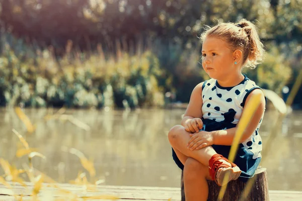 Feche Retrato Uma Menina Doce Feliz Enquanto Está Sentada Junto — Fotografia de Stock