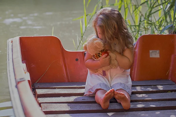 Pequena Menina Feliz Brincando Com Seu Brinquedo Favorito Enquanto Sentada — Fotografia de Stock