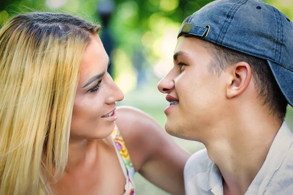 Nahaufnahme Porträt Eines Attraktiven Jungen Verliebten Paares Freien Glückliches Verliebtes — Stockfoto