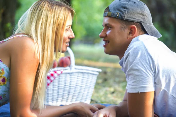 Glückliches Junges Paar Beim Picknick Sie Genießen Die Natur Liebe — Stockfoto