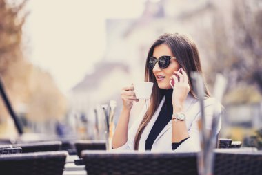 Evet ve Sokak kafede kahve içme genç mutlu iş kadını