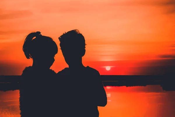 Jeune Couple Amoureux Silhouettes Petit Garçon Fille Amusent Arrière Plan — Photo