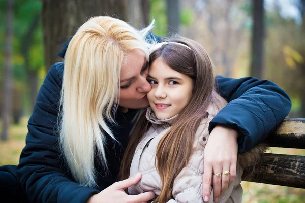 Ibu Muda Dan Putrinya Menikmati Musim Gugur Yang Indah Luar — Stok Foto