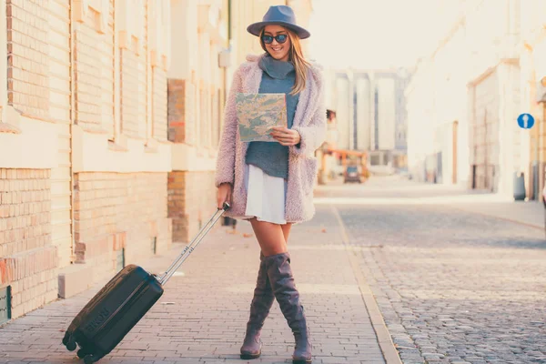 Mujer Feliz Turista Con Exploración Mapa Equipaje Mientras Está Pie — Foto de Stock