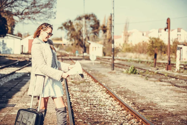 Jovem Mulher Feliz Estação Trem Olhando Para Mapa Cidade Espaço — Fotografia de Stock