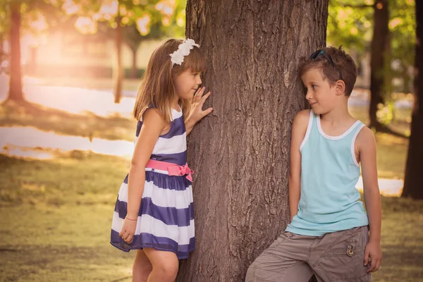 Primeiro Amor Menino Feliz Uma Menina Lado Uma Árvore Parque — Fotografia de Stock