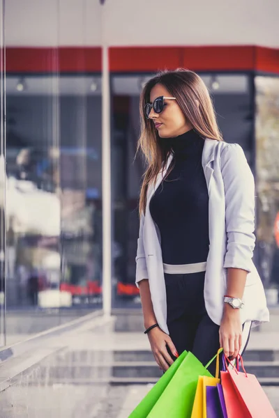 Bella Felice Giovane Donna Con Borse Della Spesa Sulla Strada — Foto Stock