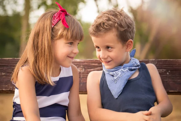 Primeiro Amor Menino Doce Uma Menina Sentados Banco Parque Divertindo — Fotografia de Stock