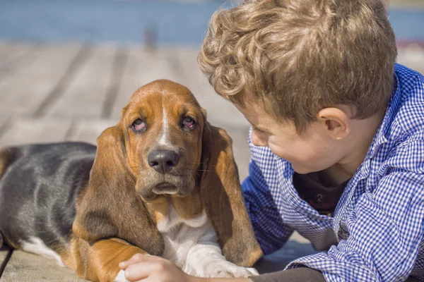 Piccolo Ragazzo Carino Seduto Vicino Fiume Con Suo Cane Divertono — Foto Stock