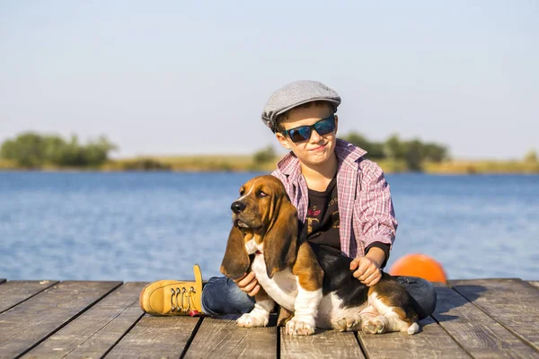 Kleine Schattige Jongen Zit Aan Rivier Met Zijn Hond Genieten — Stockfoto