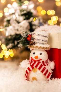 Kardan adam ve kar ahşap bir zemin üzerine Noel dekorasyonu. Yeni Yılınız Kutlu Olsun.