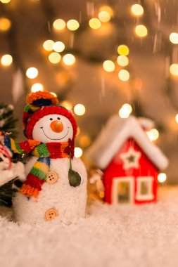 Kardan adam, kar ve ışıklar içinde belgili tanımlık geçmiş ahşap bir zemin üzerine Noel dekorasyonu. Yeni Yılınız Kutlu Olsun.