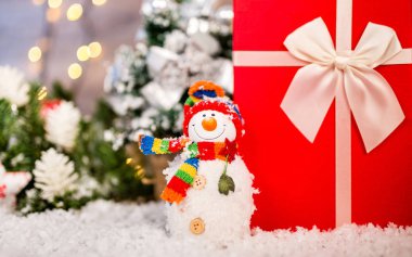 Kardan adam, kar ve ışıklar içinde belgili tanımlık geçmiş ahşap bir zemin üzerine Noel dekorasyonu. Yeni Yılınız Kutlu Olsun. Kopya alanı