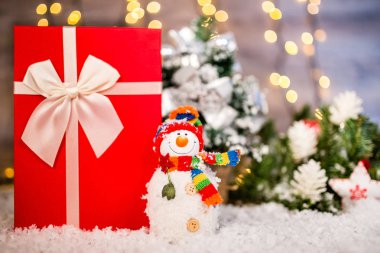 Kardan adam, kar ve ışıklar içinde belgili tanımlık geçmiş ahşap bir zemin üzerine Noel dekorasyonu. Mutlu yeni Year.Copy alanı