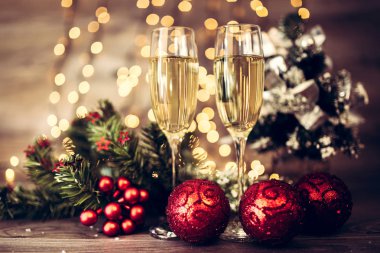 İki kadeh şampanya ve ahşap arka plan, Happy New Year ışıkları ile Noel dekorasyonu. Kutlama