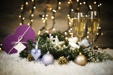 İki kadeh şampanya ve ahşap arka plan, Happy New Year ışıkları ile Noel dekorasyonu. Kutlama. Seçici odak ve küçük alan derinliği