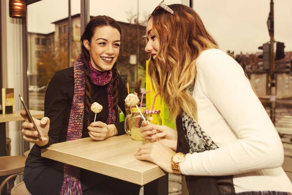 Две Молодые Счастливые Девушки Тортами Наслаждаются Беседой Кафе Смотрят Фотографии — стоковое фото