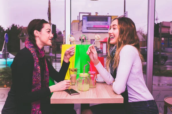 Две Молодые Счастливые Девушки Тортами Лимонадом Наслаждаются Беседой Кафе После — стоковое фото