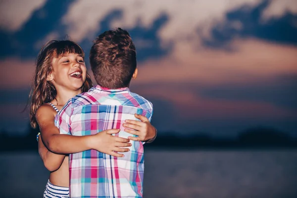 Kleine Junge Und Ein Mädchen Während Sie Auf Dem Holzsteg — Stockfoto