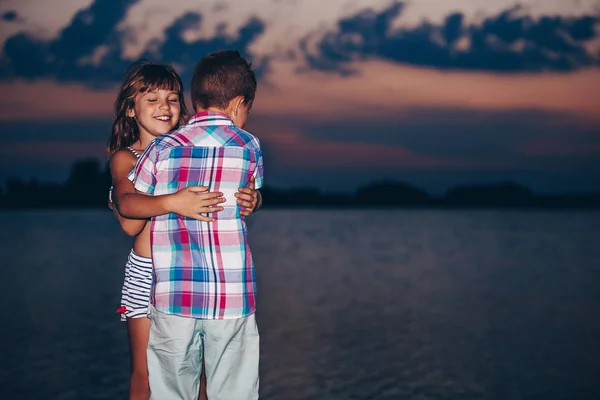 Ragazzino Una Bambina Piedi Abbracciati Sul Molo Legno Bambini Felici — Foto Stock