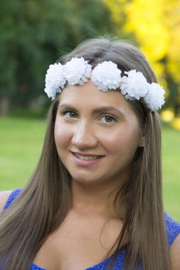 Güzel genç kız doğa, seçici odak ve küçük derinlik-in tarla, lens flare