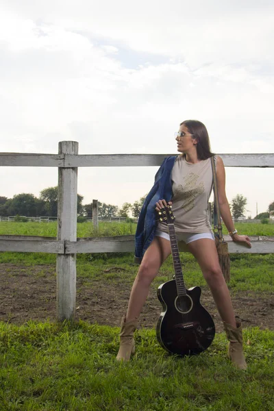 在乡下的美丽的女孩吉他 选择性对焦和小景深 镜头耀斑 — 图库照片